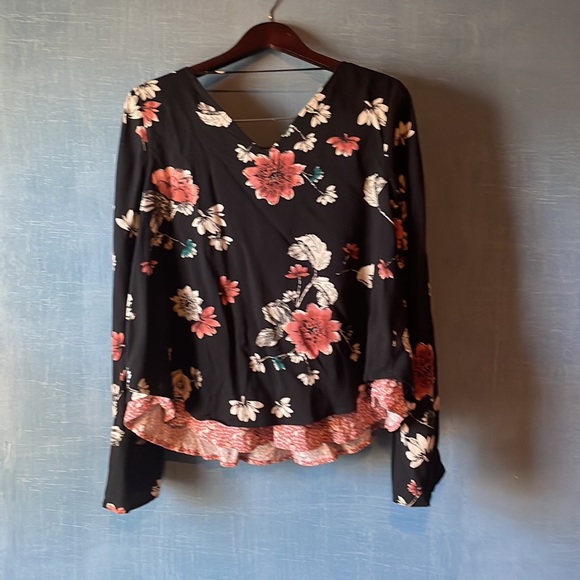 V neck front , long sleeve blouse with lacing, v neck blouse in back - Picture 3 of 4